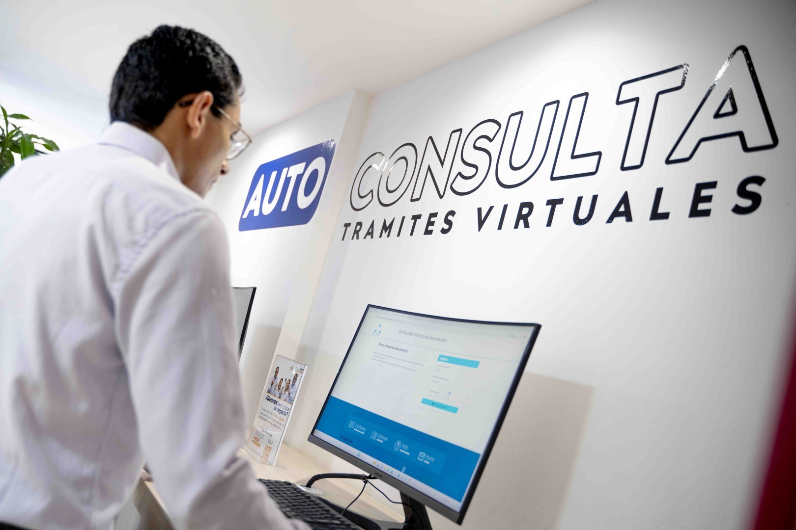 Colaborador realizando consultas trámites virtuales