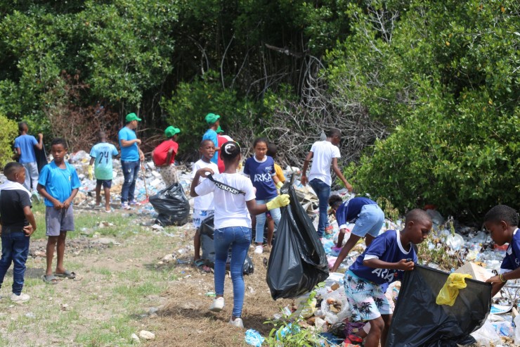 Niños y jovenes en limpieza de manglares