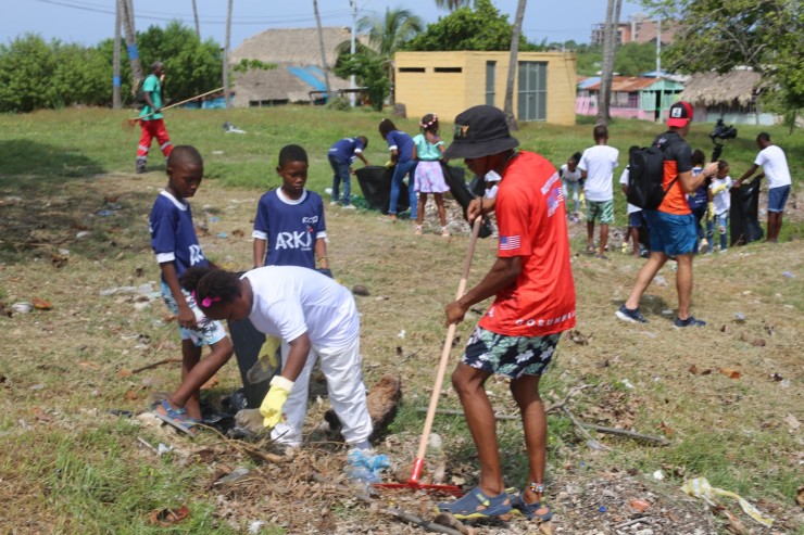 Voluntarios en labores de limpieza