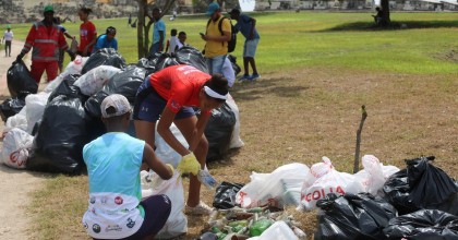 Voluntarios desarrollando jornada de limpieza de playas y manglares