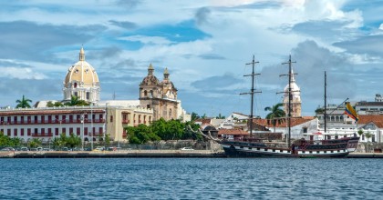 Bahía de Cartagena cúpulas San Pedro y Catedral al fondo
